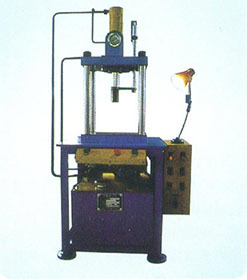 串一四柱液壓機的介質和特點詳細介紹